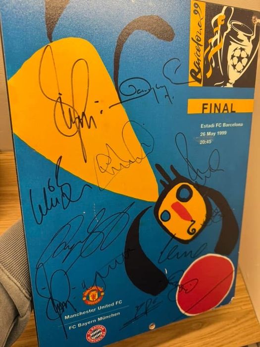 Manchester United autografy finał 1999 drewniana okladka programu