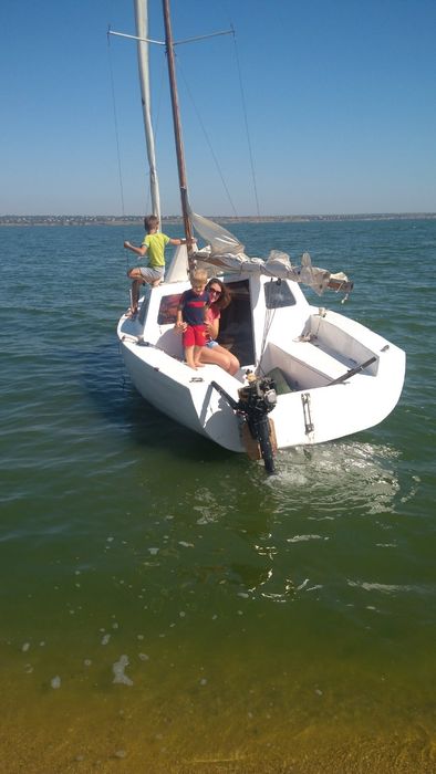 Яхта швертбот каютный 4 спальных места