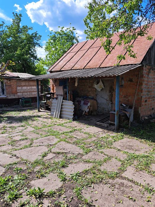 Житловий будинок з меблею та побутовою технікою.