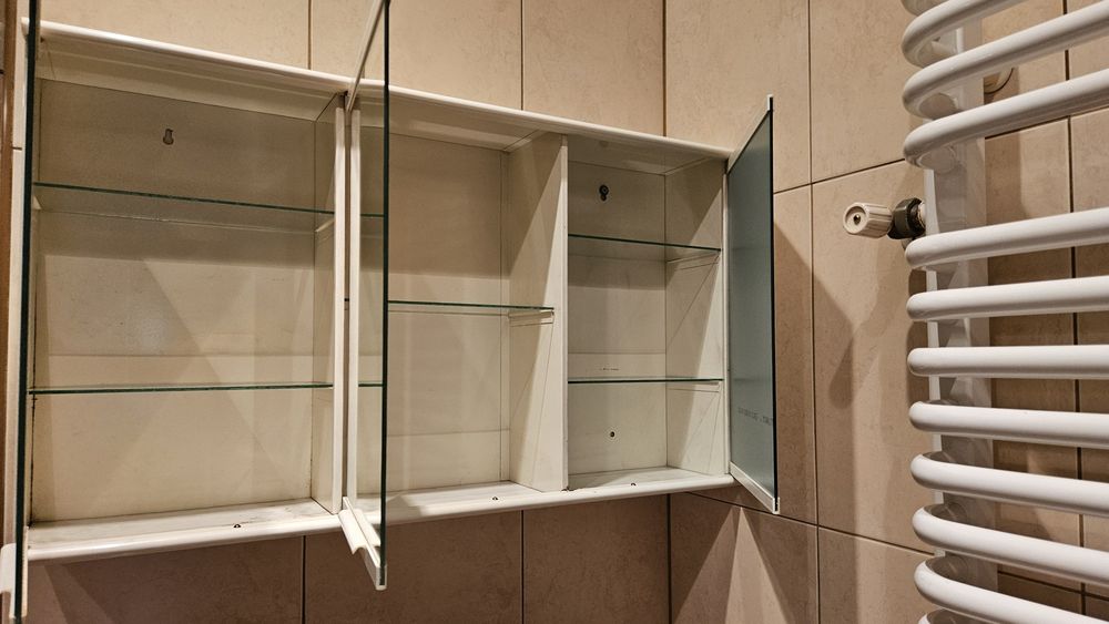 Szafka łazienkowa z lustrem