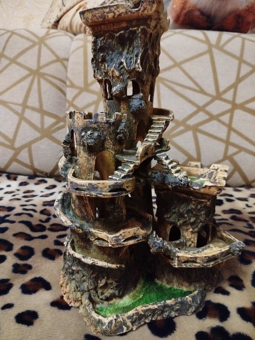 Замок для аквариума, был в использовании недолго, целый