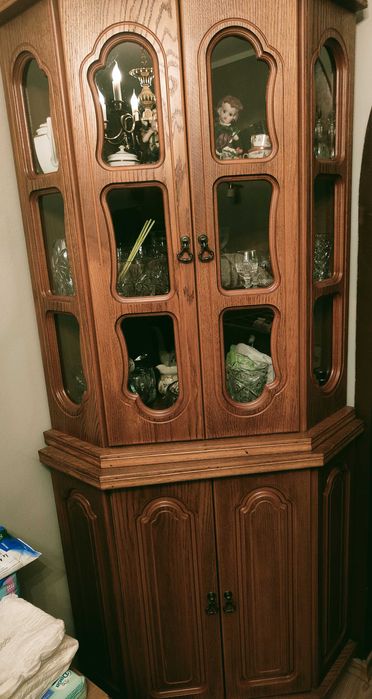 Solidny kredens barek