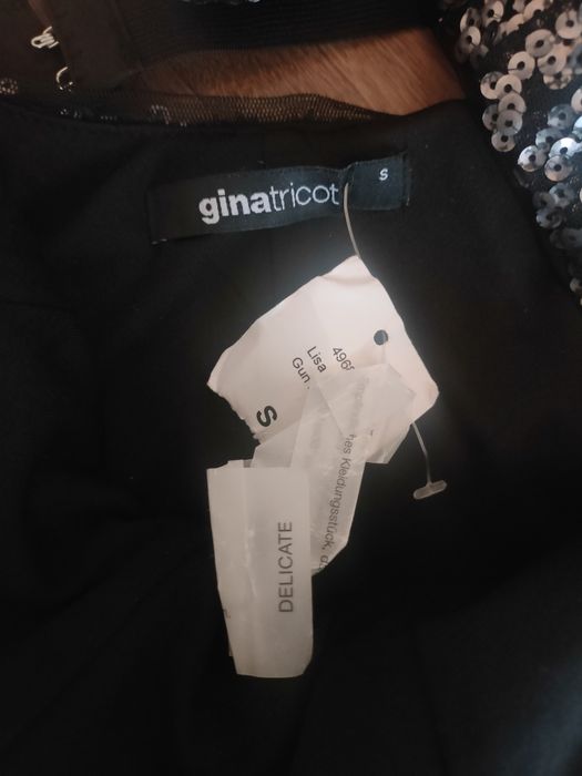 Cekinowa sukienka na ramiączkach i odkrytymi plecami