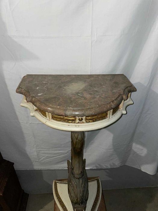 Mesa de canto com escultura