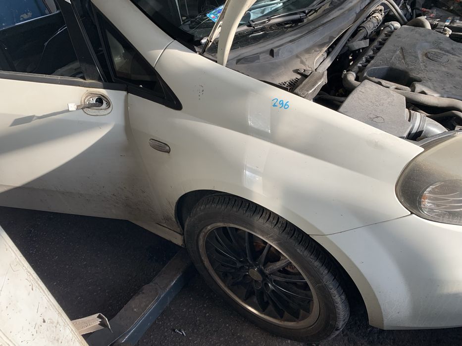 Błotnik przedni prawy Fiat Grande Punto Nr.Lak. 296