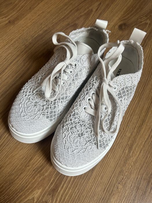 Białe ażurowe sneakersy z koronką z motywem kwiatowym na platformie