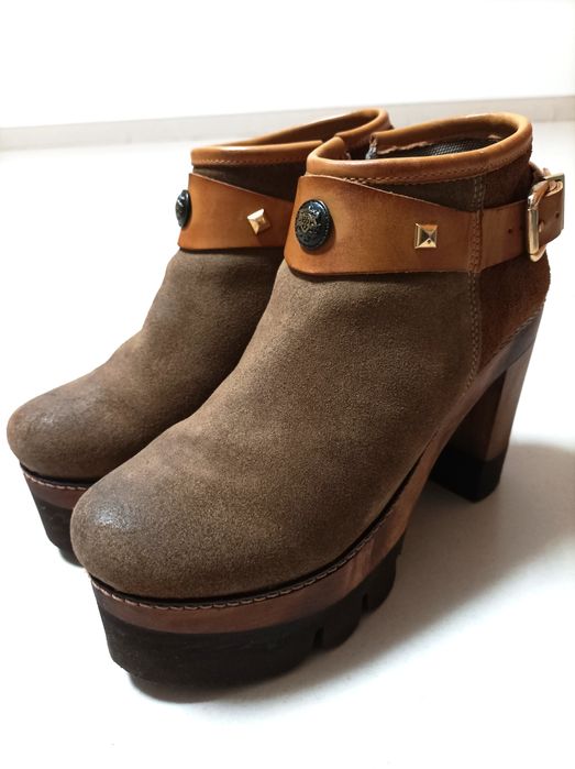 Botas com salto em pele genuína marca Sacchi (T. 39)