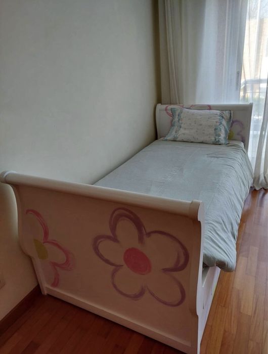 Cama de solteiro com gavetão e grade de segurança (inclui colchões)