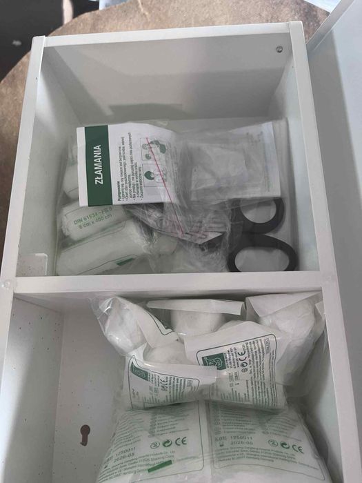 Nieużywana apteczka z pełnym wyposażeniem