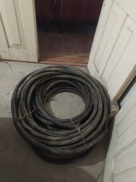 Шланг для високого давления і мідний провід.