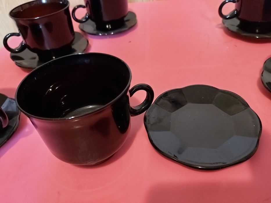 Filiżanki czarne ze spodkami, kolekcja