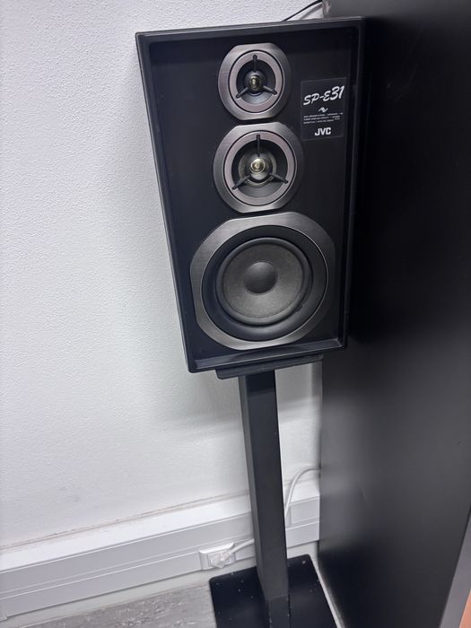 Aparelhagem JVC com colunas e suportes