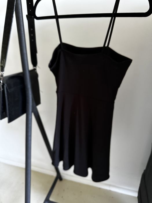 Czarna sukienka na ramiączkach