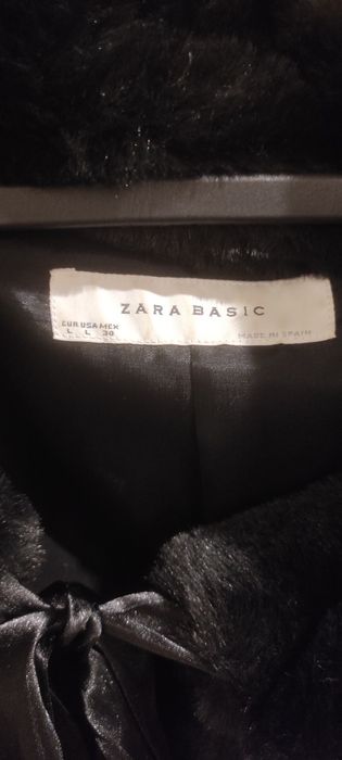 Casaco preto curto. Peludinho.