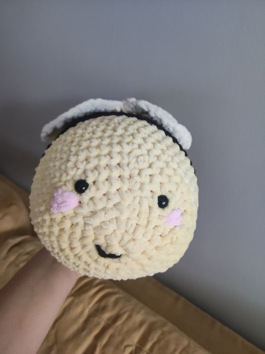 Duża żółta pszczółka zrobiona na szydełku diy handmade