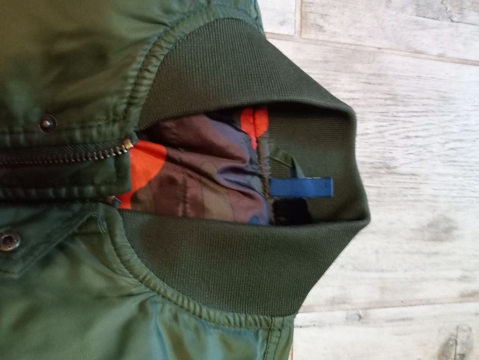 Куртка бомбер.Колір хакі.В чудовому стані, майже нова.Тепла.