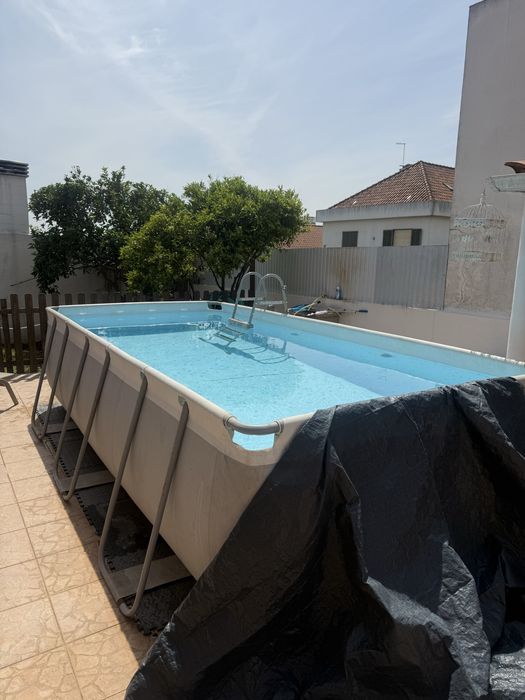Piscina grande para desocupar