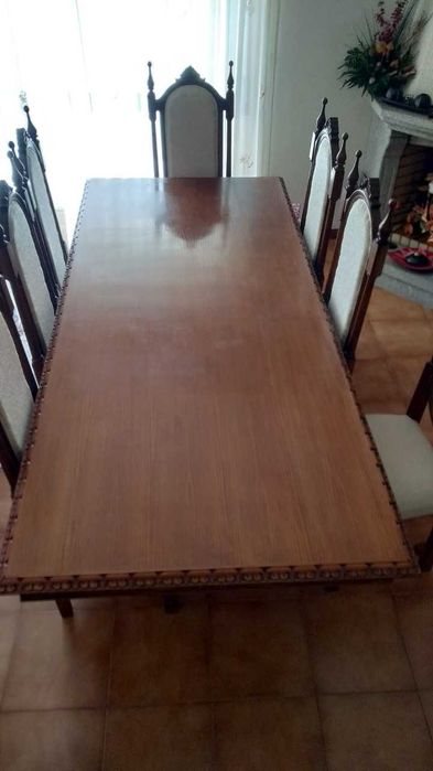 Mesa de Cozinha/Salão em Madeira e 8 Cadeiras e um Armário Duplo