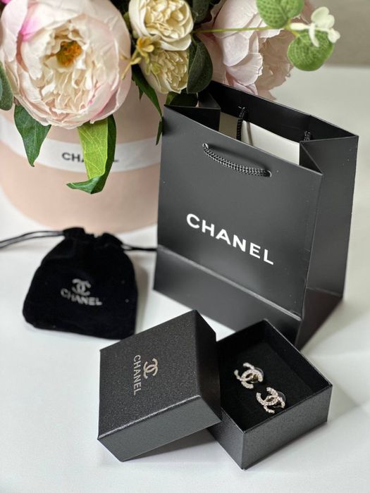 Сережки Chanel.