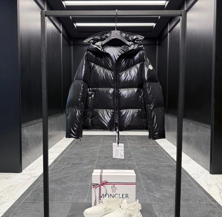 Чорна куртка брендова