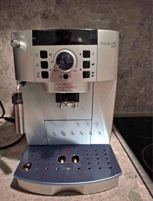 Кофемашина Delongi magnifica s
