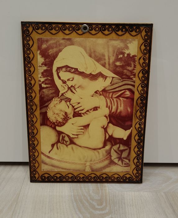 Stary, drewniany obraz. Matka Boska karmiąca.