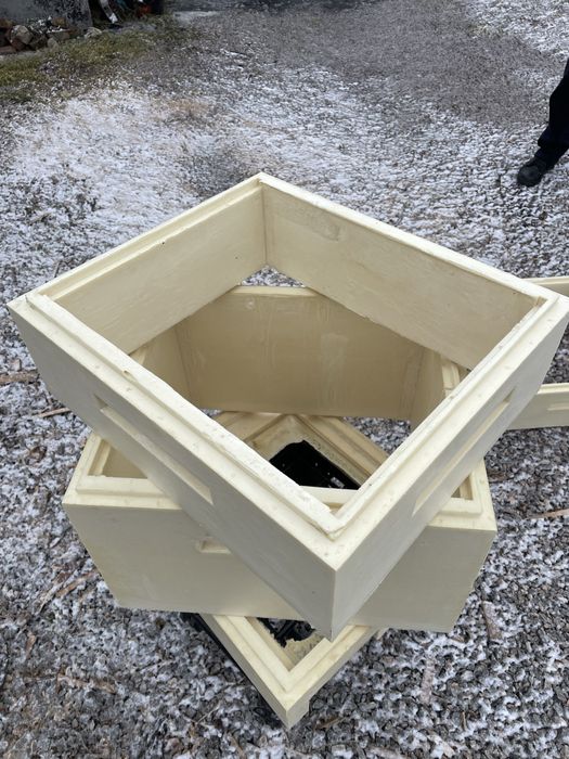 Вулики  ППУ цільнолиті, універсальне дно пилкозбірник. 10 рамок.