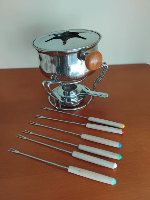Fondue com acessórios.