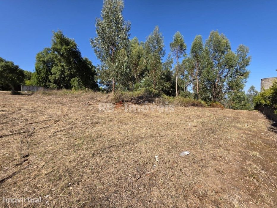 Terreno com malha urbana no centro da aldeia da Serra de Tomar