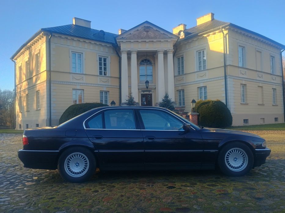 BMW 750   V12 e38