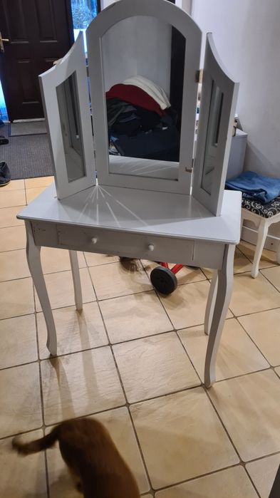 Toaletka biała z lustrem