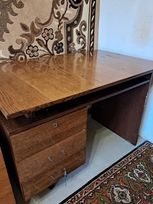 Письмовий стіл для школяра