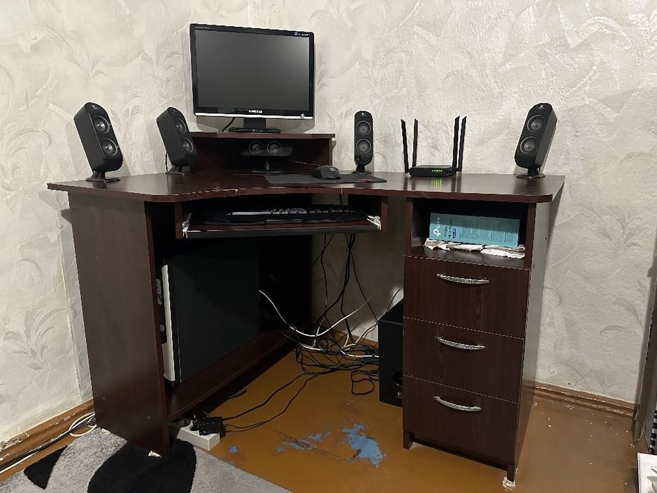 Стіл письмовий, комп'ютерний кутовий