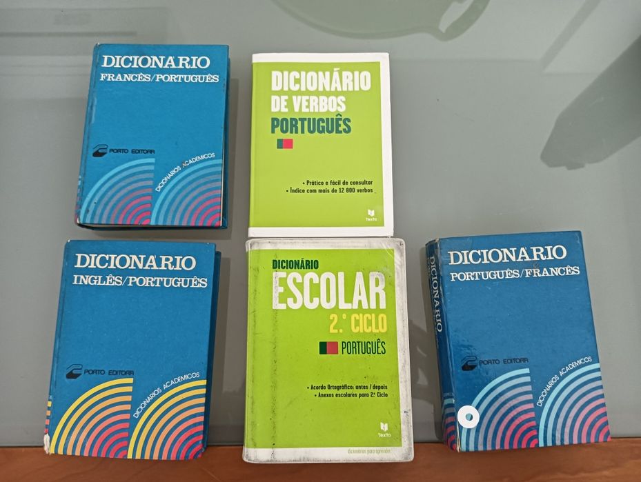 5 dicionários escolar / académicos 	Português	Francês	Inglês*
