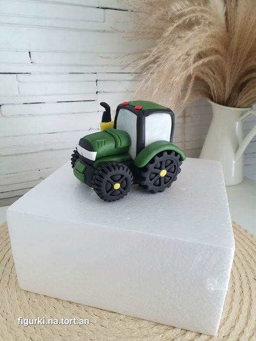 Figurka z masy cukrowej traktor