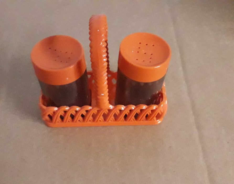 Saleiro e pimenteiro em plástico, cor de laranja