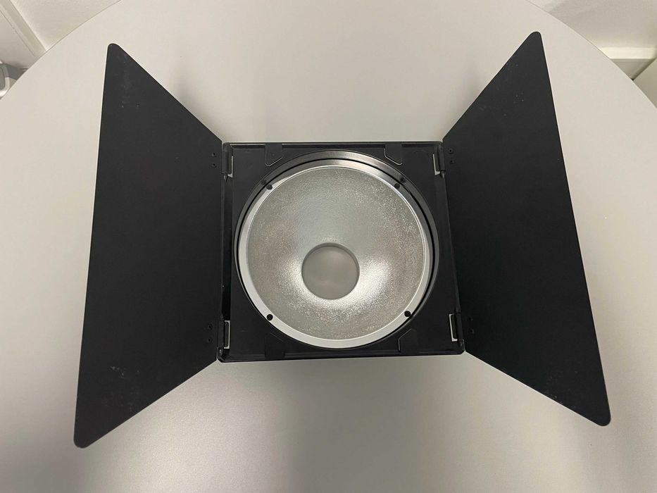 3 Cabeças de Luz Visatec Solo 3200B, 3 tripés e 1 campânula