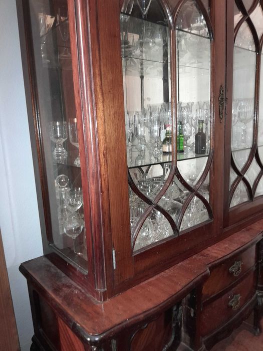 Lindíssima Cristaleira antiga em Mogno estilo Queen Ann Séc. XVII