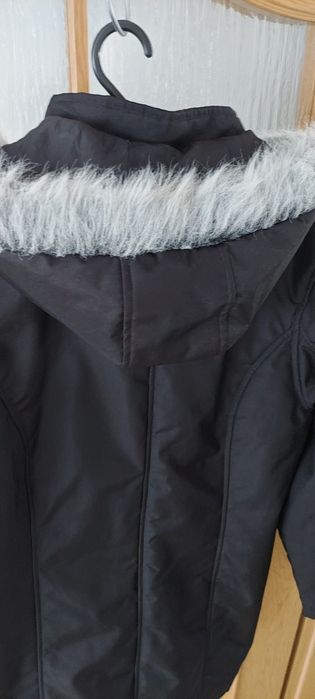 Czarna parka z futerkiem na kapturze kurtka damska