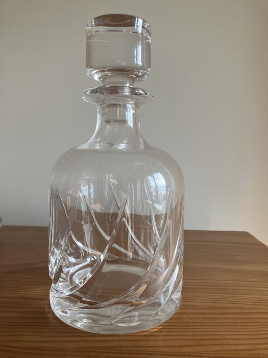 Vista alegre garrafas e balde para gelo