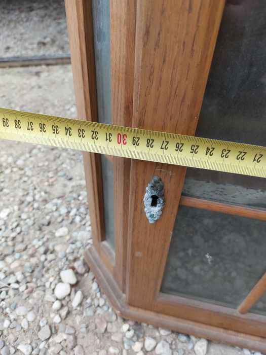 Przeszklona narożna szafka drewniana wisząca