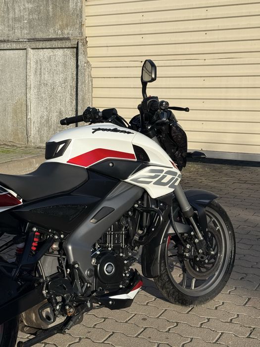 bajaj  pulsar ns200