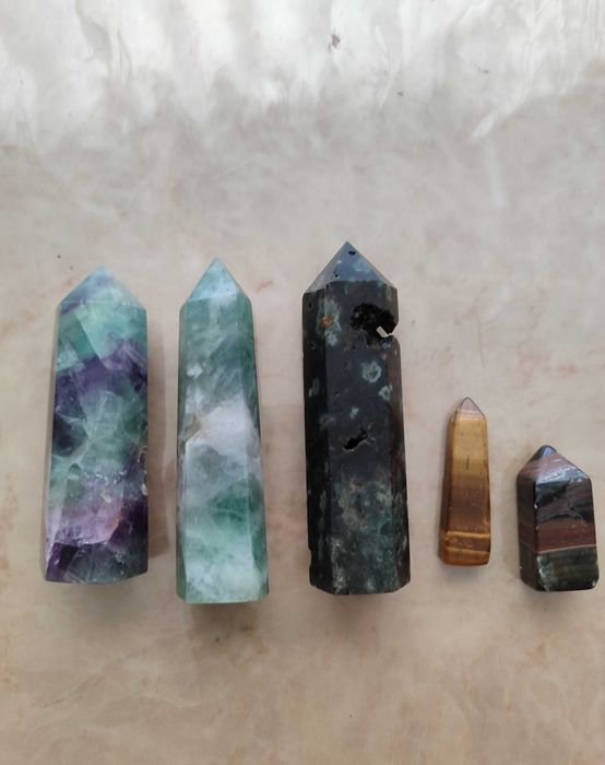 Conjunto de 5 obeliscos de pedra natural.
