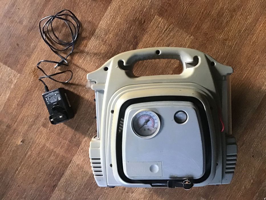 Інвертор компресор ліхтар Halfords portable power pack 200