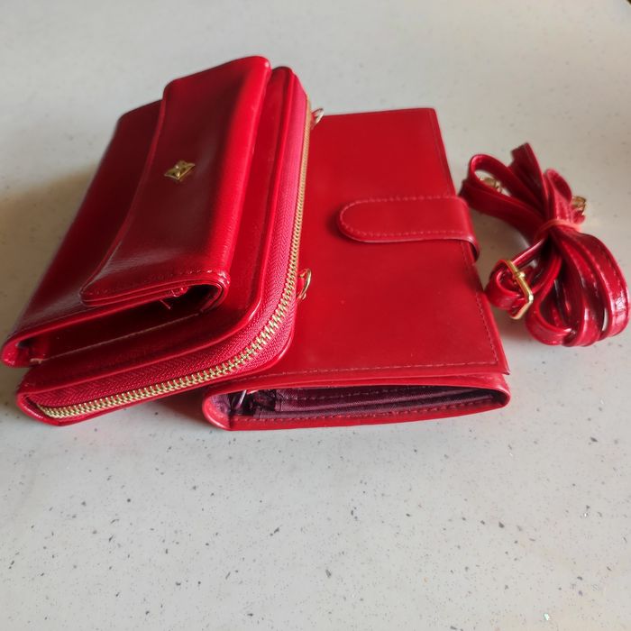 Torebka miała odpinany paseczek-portfel czerwony