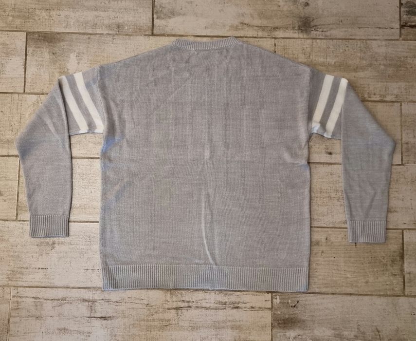 Sweter Pull&Bear z napisem Malibu