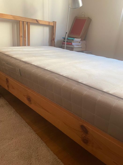 Cama de solteiro com estrado e colchão alguns anos de uso o colchão tem algumas manchas mas tem fecho e pode ser lavado as medidas da cama são 2,00 cm