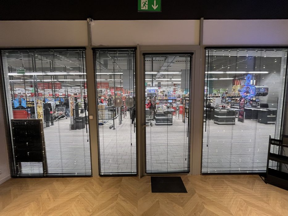 Żaluzje naokienne wewnętrzne drewniane czarne