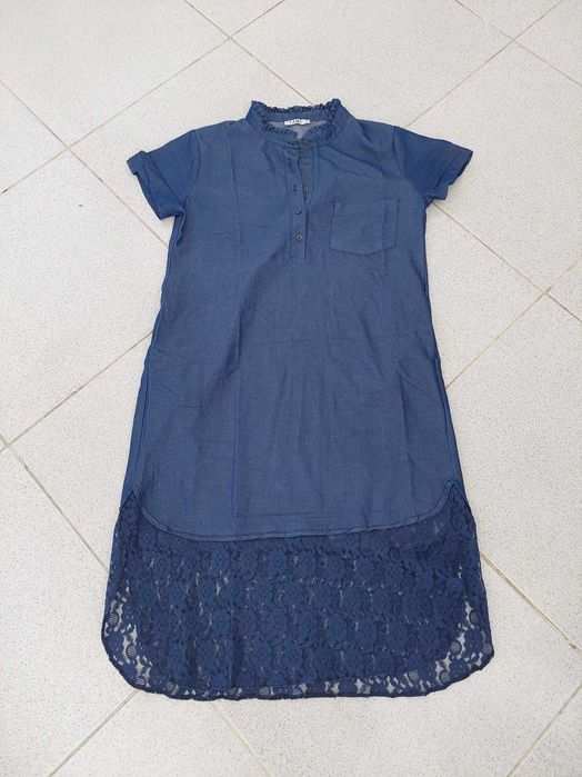 Vestido em ganga com aplicaçao de renda em baixo