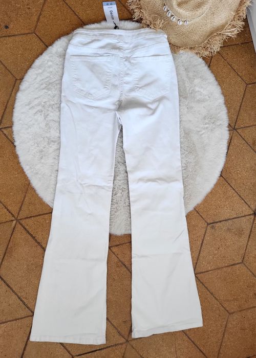 Białe jeansy damskie dżinsy spodnie dzwony 38 Lefties